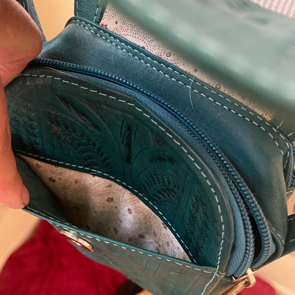 Vintage Teal Embossed Leather Crossbody Purse w/Adjustable Shoulder Strap - Picture 8 of 9